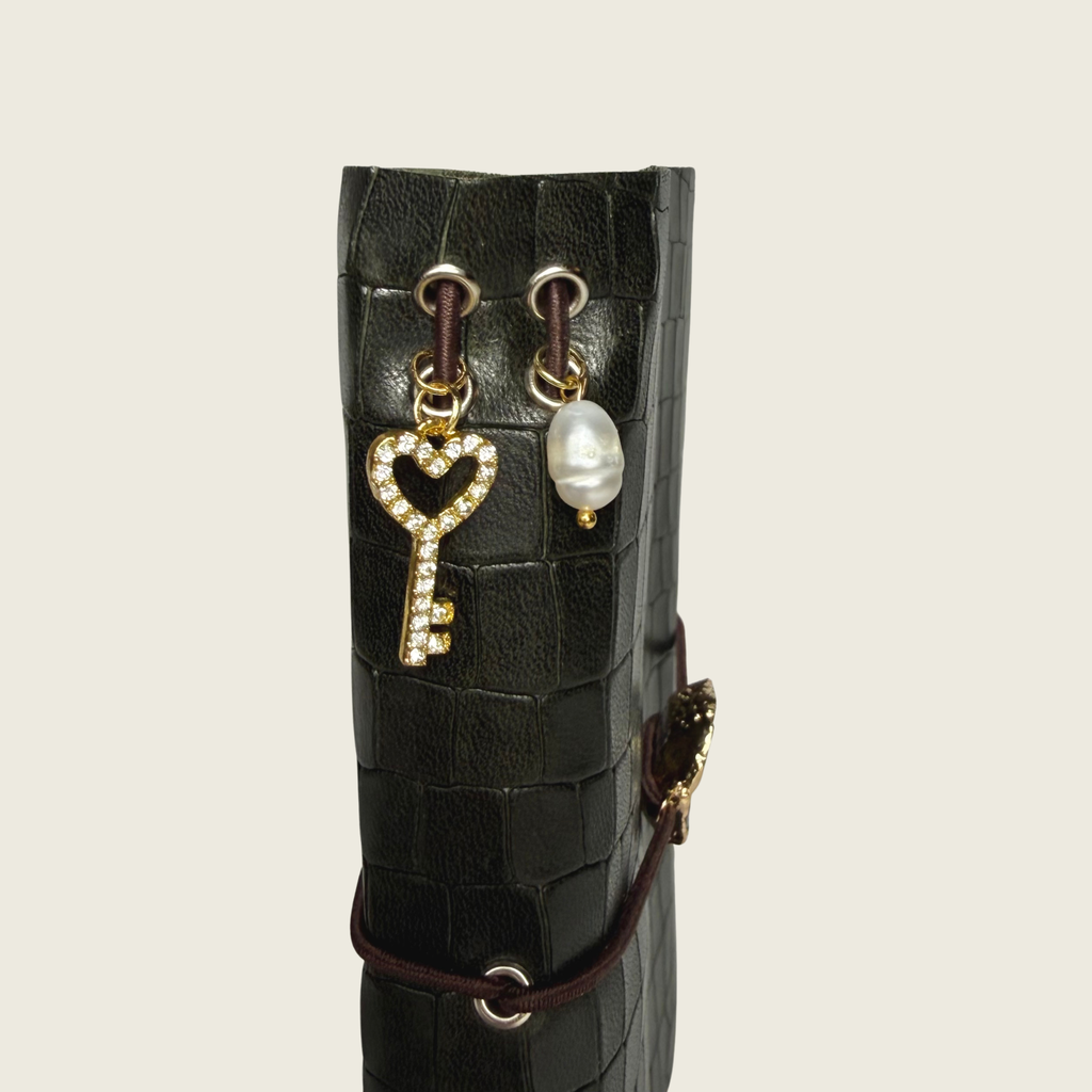 Mini Dark Forest A6 in a dark beautiful green leather with a rich timeless character.