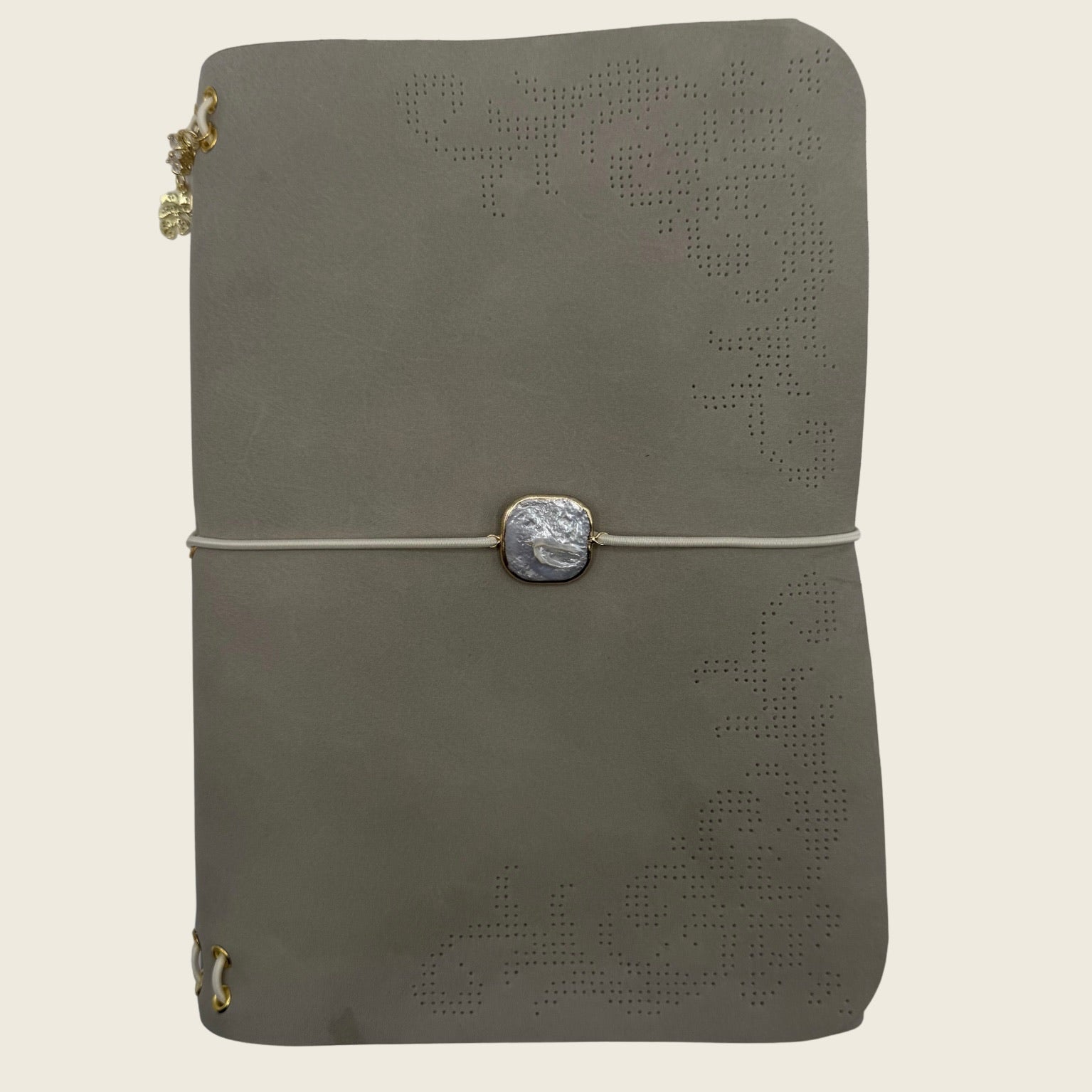 Moonlight sand A5 Soft greig matte leather with a lace-like pattern. Refined and timeless elegance.